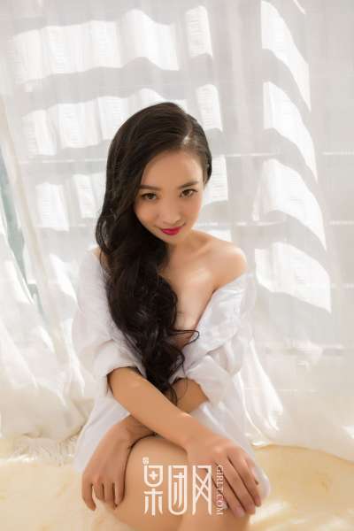 清纯学生妹~上演网袜诱惑写真套图！