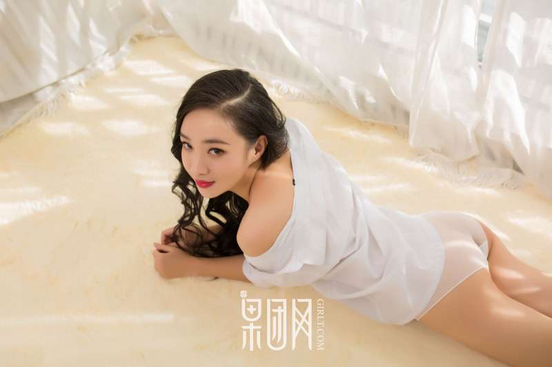 清纯学生妹~上演网袜诱惑写真套图！
