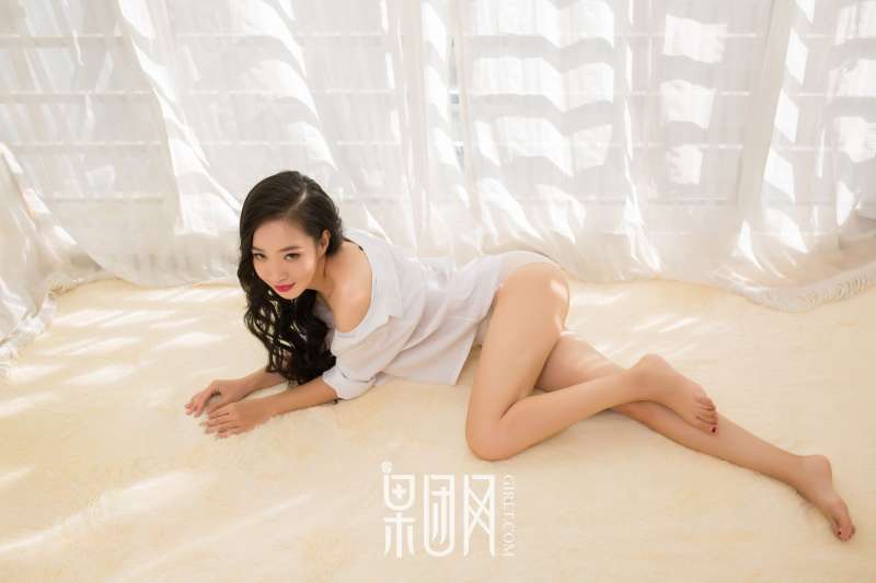 清纯学生妹~上演网袜诱惑写真套图！