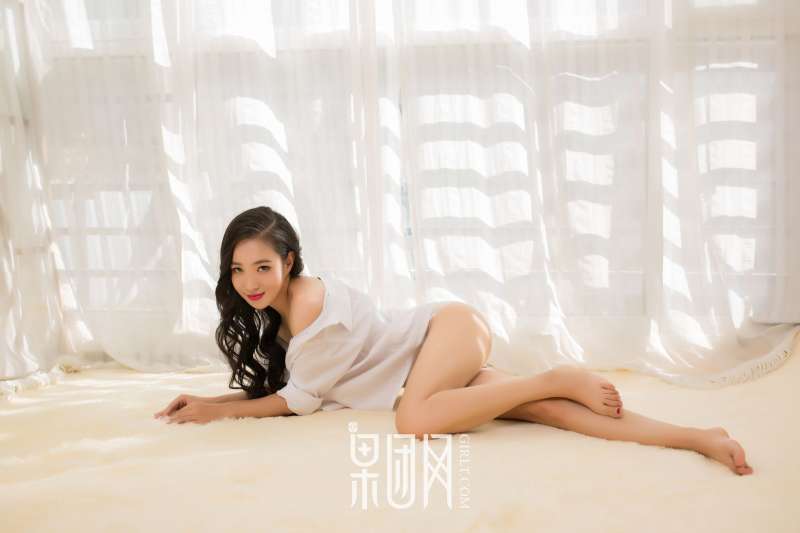 清纯学生妹~上演网袜诱惑写真套图！
