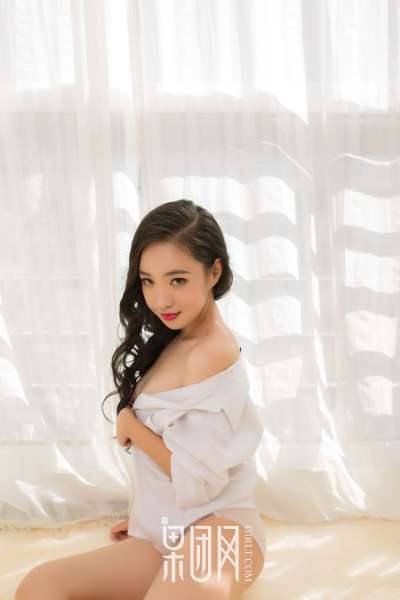 清纯学生妹~上演网袜诱惑写真套图！