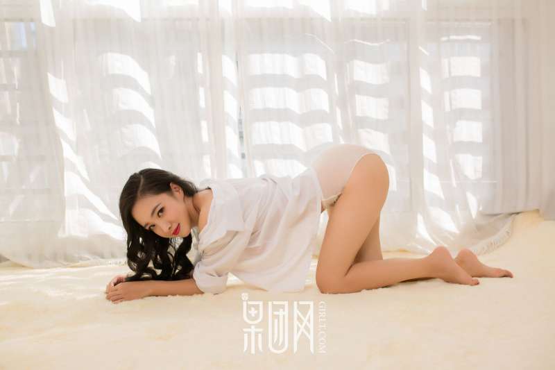 清纯学生妹~上演网袜诱惑写真套图！