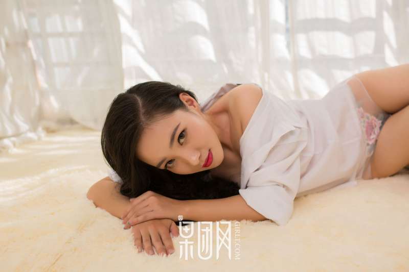清纯学生妹~上演网袜诱惑写真套图！