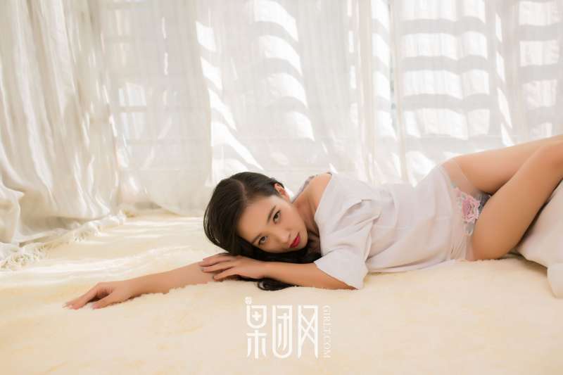 清纯学生妹~上演网袜诱惑写真套图！