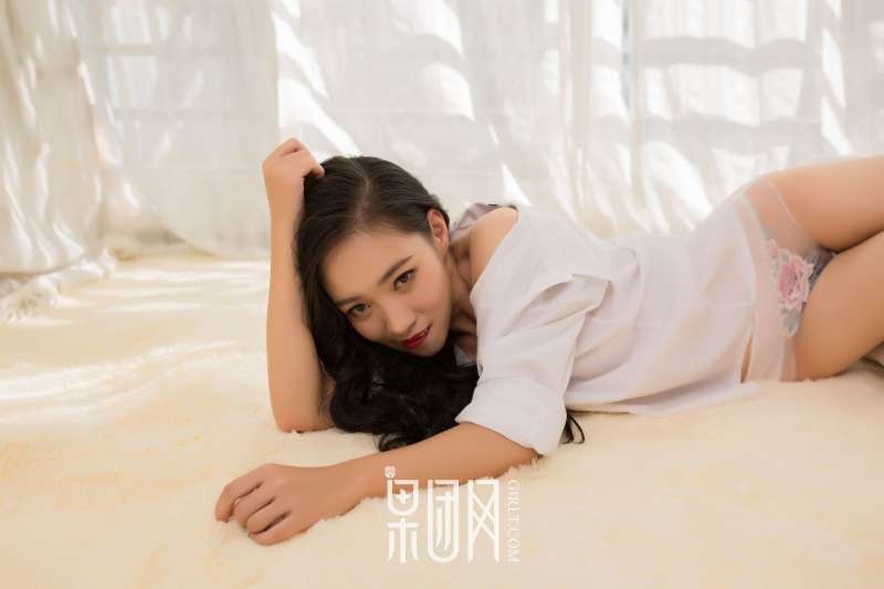 清纯学生妹~上演网袜诱惑写真套图！