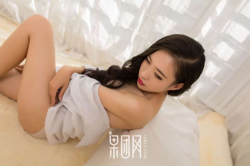 清纯学生妹~上演网袜诱惑写真套图！
