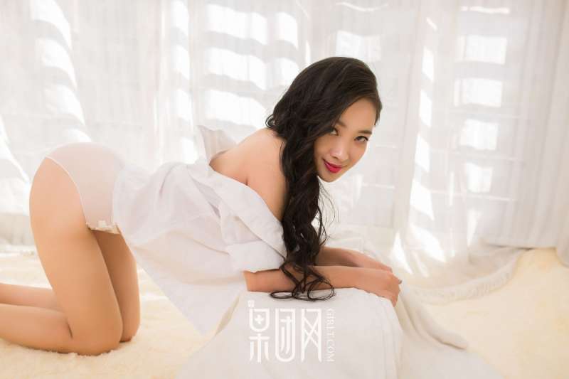 清纯学生妹~上演网袜诱惑写真套图！