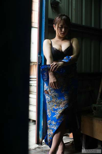 白石茉莉奈~巨乳女优诱惑写真