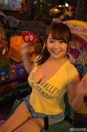白石茉莉奈~巨乳女优诱惑写真