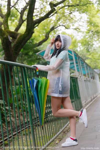 清纯素颜学妹球球透明雨衣照