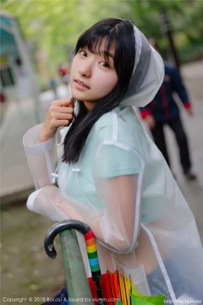 清纯素颜学妹球球透明雨衣照