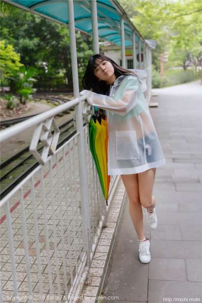 清纯素颜学妹球球透明雨衣照