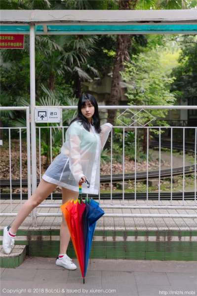 清纯素颜学妹球球透明雨衣照