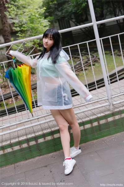 清纯素颜学妹球球透明雨衣照