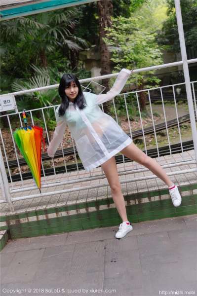 清纯素颜学妹球球透明雨衣照
