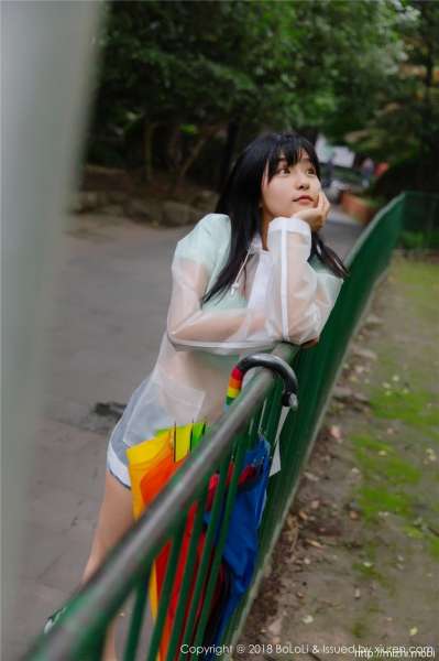 清纯素颜学妹球球透明雨衣照