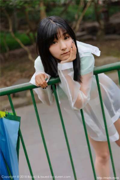 清纯素颜学妹球球透明雨衣照