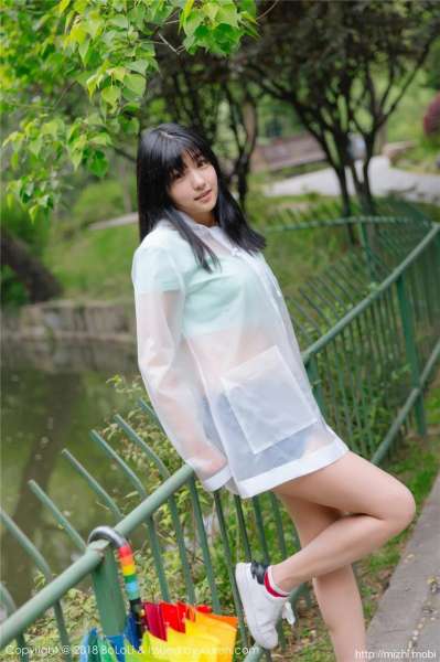 清纯素颜学妹球球透明雨衣照
