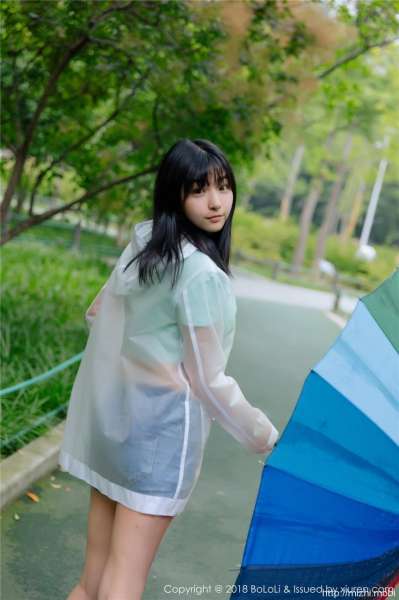 清纯素颜学妹球球透明雨衣照