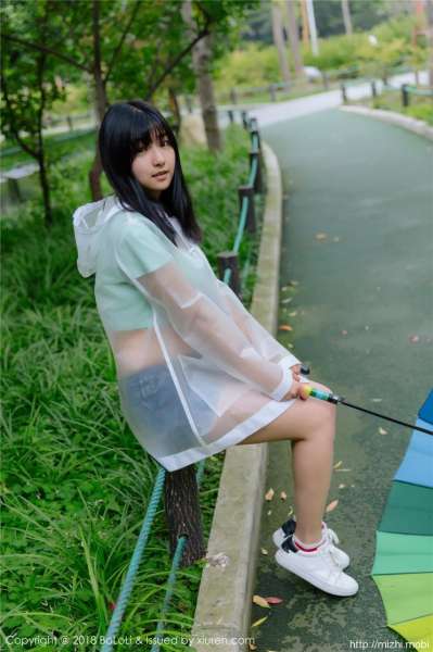 清纯素颜学妹球球透明雨衣照
