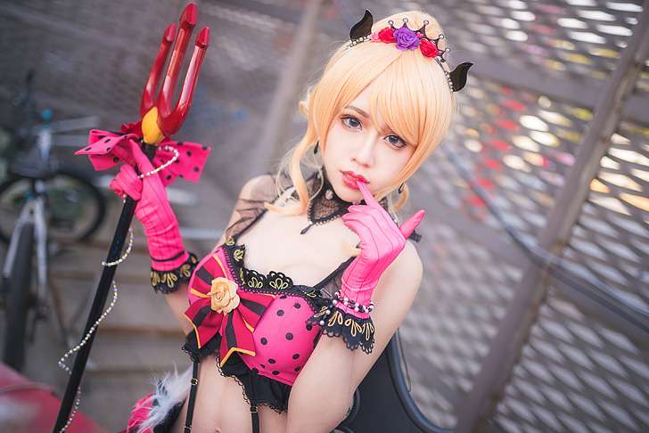 舞娘东条希cos美腿嫩乳诱惑写真