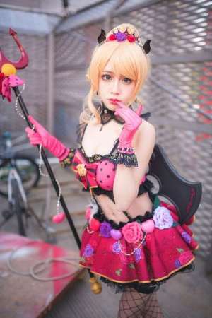 舞娘东条希cos美腿嫩乳诱惑写真