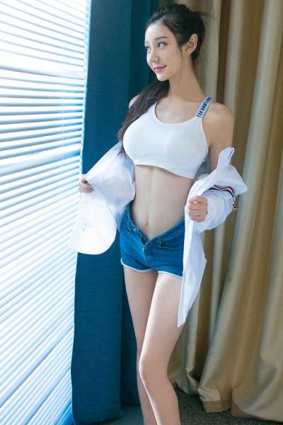 爆乳靓妹田慕儿雪肤香肩甜美动人写真