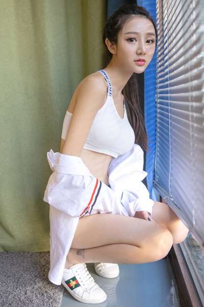 爆乳靓妹田慕儿雪肤香肩甜美动人写真