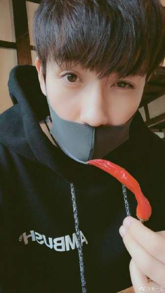 朱一龙手拿辣椒自拍 网友：辣椒做个道具就可以了