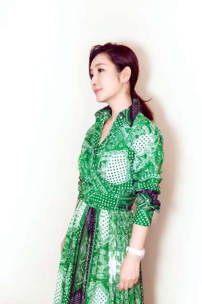 秦海璐出席《楼外楼》北京见面会 绿色碎花裙尽显优雅女性特质