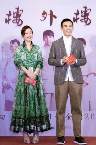 秦海璐出席《楼外楼》北京见面会 绿色碎花裙尽显优雅女性特质