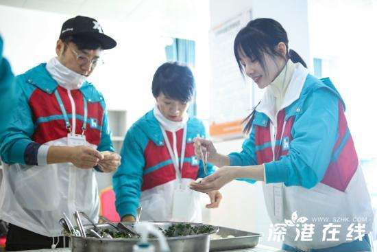 重阳节韩红为老人唱京剧   李小璐现身参与公益行动