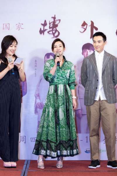 秦海璐出席《楼外楼》北京见面会 绿色碎花裙尽显优雅女性特质