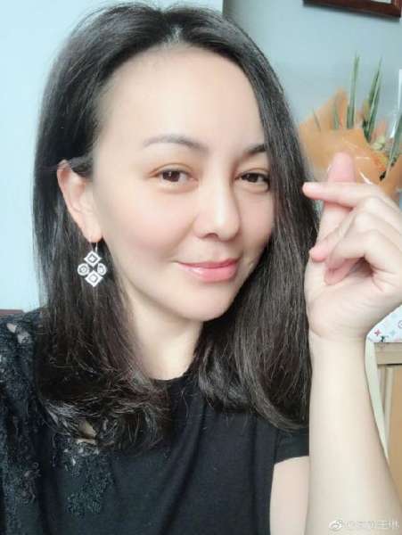 王琳发博晒自拍 素颜出镜比心微笑 气色非常好