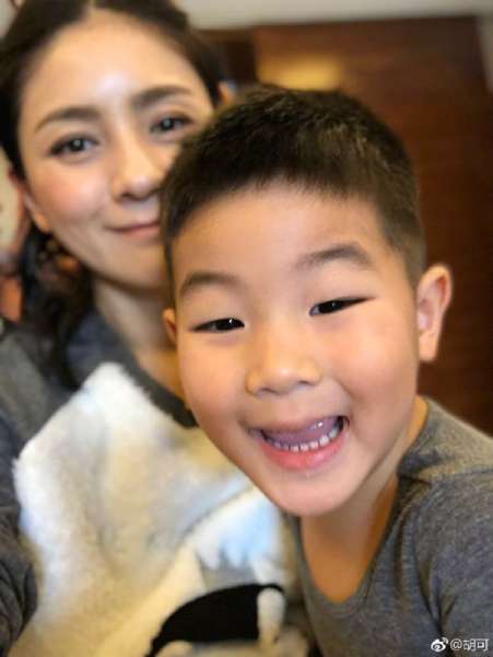 胡可化妆小鱼儿乱入抢镜 嘟嘴卖萌萌炸了 网友:戏精本人