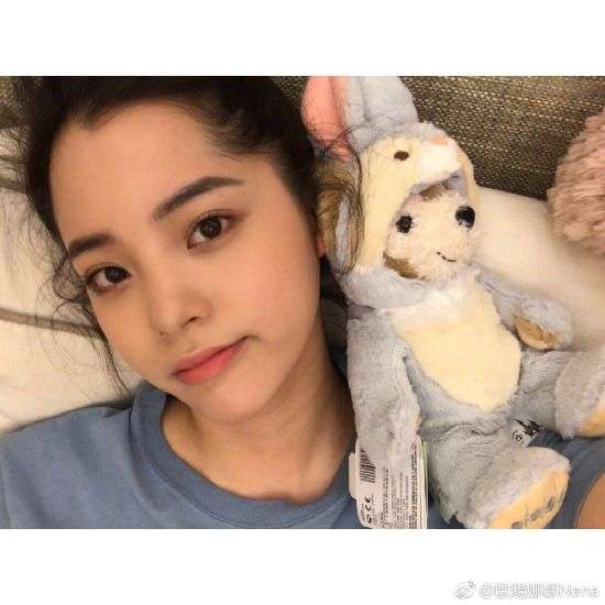 欧阳娜娜4岁上《康熙来了》萌照曝光 马尾辫婴儿肥对镜挖鼻屎 萌炸了