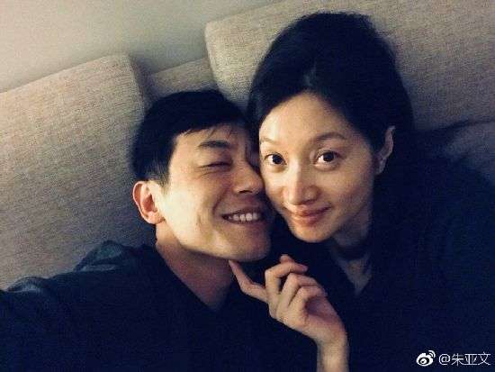朱亚文妻子沈佳妮衣着宽松似有孕相 网友：有二胎了？