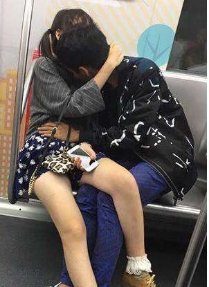 这样“摸胸”唤醒女人性欲