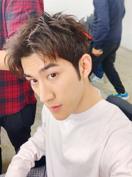 李治廷新恋情疑曝光 与神秘女子吃火锅十分亲密