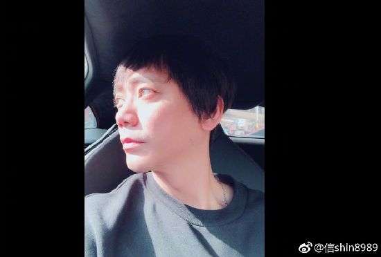 机场女安检员涉嫌骚扰歌手信：刚才把你摸个遍