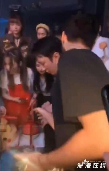 王思聪庆祝32岁生日 场面豪华热闹美女环绕