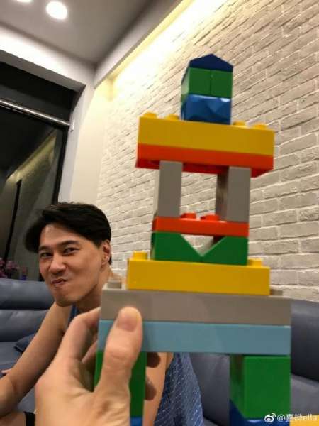 Ella嘲笑老公的拼装积木 网友:嘟嘴都是愛你的形狀