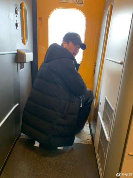 吴京坐火车回家搬小板凳坐过道：只要能回家坐哪都成