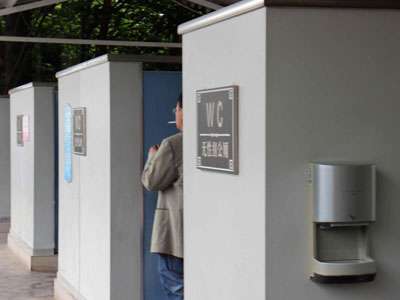 无性别公厕，美女被偷窥？