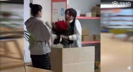 男生藏快递箱求婚被他人错拆 太尴尬了！！【图】