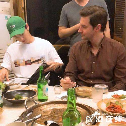 宋仲基离婚后近照 身着白衣戴绿帽引人注目