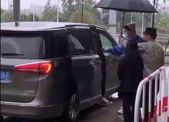 保安回应没给杨迪打伞 这是怎么回事?【图】