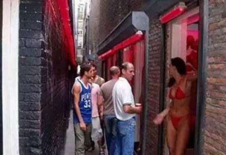 为什么所有红灯区的灯都是红的 为什么所有红灯区的灯都是红的