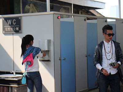 无性别公厕，美女被偷窥？