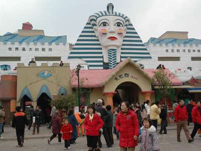 无性别公厕，美女被偷窥？